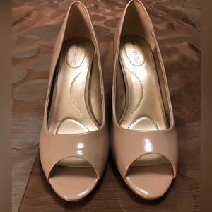 Beautiful pair of Bandolino B-flexible taupe pumps.